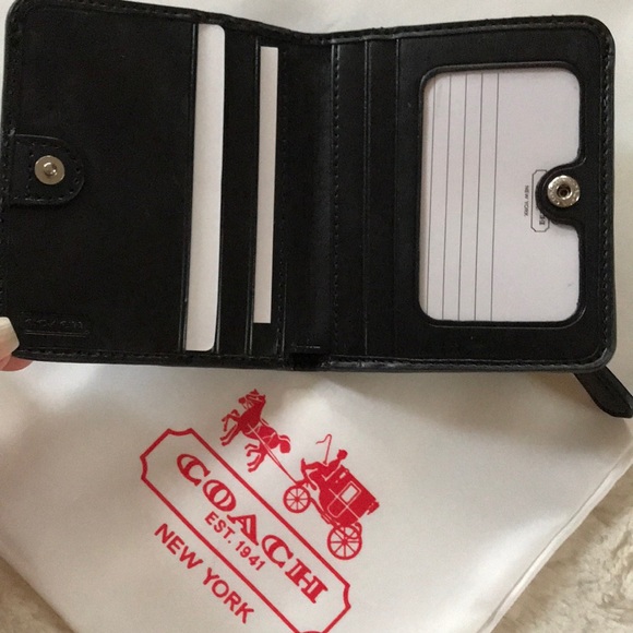 Coach Handbags - Coach NWT Park leather small wallet in black.